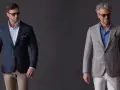 Elegancka stylizacja na chrzciny ze spodniami: granatowa marynarka z beżowymi spodniami lub szara w kratę z białymi.