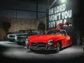 Czerwony Mercedes 300 z drzwiami skrzydłowymi, obok srebrny i szary model.
