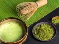 Matcha: co to jest? Właściwości, rodzaje, przygotowanie i zakup