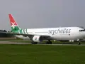 Samolot Air Seychelles na płycie lotniska, gotowy do startu.
