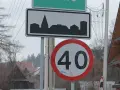 Znak informuje o wjeździe na teren zabudowany. Ograniczenie prędkości do 40 km/h.