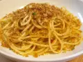 Spaghetti conditi con aglio, olio e abbondante pasta con la mollica croccante.