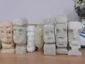 Rząd rzeźbionych w mydle figurek w kształcie głów Moai.