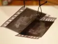 Jak wywołać zdjęcia z kliszy? Lab czy DIY? Poradnik, koszty, proces.