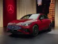 Czerwony Mercedes CLA 2025 z podświetlanym grillem i logo gwiazdy. Elegancki design, gotowy na podbój dróg.