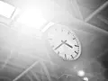 Zegar na dworcu, gdzieś w okolicach 4 brygadówki, świeci w blasku słońca.