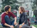 Un couple rit en s'asseyant dehors. Un moment complice pour montrer à son partenaire qu'on a envie de lui.