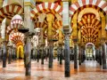 Wielokondygnacyjne łuki w Mezquita w Kordobie to obowiązkowy punkt, gdy zastanawiasz się, co zobaczyć w Kordobie.