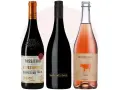 Tre flaskor vin: en röd, en svart och en rosé. Perfekt vin till hamburgare för alla smaker.
