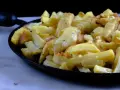Patate in tecia, dorate e croccanti, pronte per essere gustate.