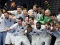Drużyna PSG Handball świętuje zwycięstwo, otoczona kibicami.
