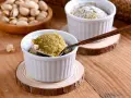 Un delicioso coulant de pistacho, recién horneado y espolvoreado con azúcar glas. ¡Una delicia para los sentidos!