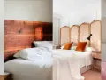 Ideas dormitorio rústico: camas con cabeceros de madera natural, telas suaves y detalles decorativos que evocan la naturaleza.