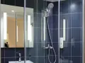 Doccia moderna con piastrelle blu. Valuta il costo sostituzione piatto e box doccia per un bagno rinnovato.