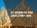 Konstrukcja szkieletowa domu z drewna pod niebieskim niebem.