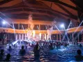 Noc basenów w Bukowinie: tłum ludzi w wodzie, efekty pirotechniczne i światła tworzą niesamowitą atmosferę imprezy.