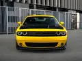 Żółty Dodge Challenger z czarną maską, gotowy do jazdy. Sprawdź jego atrakcyjną dodge challenger cena!