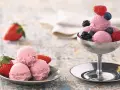 Fruchtiges Eis mit Beeren, perfekt für den Sommer. Johannisbrotkernmehl verwendung sorgt für die cremige Konsistenz.