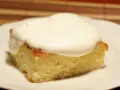 Pyszny kawałek ciasta Tres Leches, polany kremową pianką. Idealny przepis na deser.