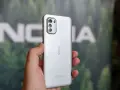Srebrny smartfon Nokia z potrójnym aparatem, przypominający czasy świetności Symbian.