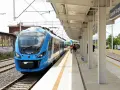 Błękitny pociąg EN63A-038 na stacji Szczecin Turzyn, gotowy do podróży.