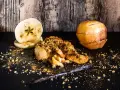 Ein köstlicher Apple Crumble mit Zimt, Äpfeln und einer Vanilleschote.