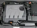 Silnik TDI 1.6 w Volkswagenie, z widocznym logo TDI i zbiorniczkiem płynu chłodniczego.