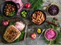Här är en härlig bild som visar vad som finns på julbordet: köttbullar, prinskorv, julskinka, rödkål, brysselkål och äpplen.