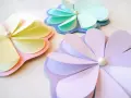 Pyssel vårblommor i pastellfärger. Tre pappersblommor med pärlor i mitten, perfekta för vårens dekorationer.