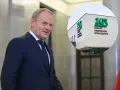 Donald Tusk i budynek ZUS. Dyskusja o emeryturach stażowych trwa.
