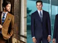 Hombres con trajes elegantes. Uno viste un traje marrón y corbata a rayas, el otro dos trajes azul marino. Un ejemplo de vestir formal.