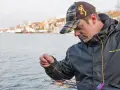 Ein Angler prüft die Spitzen seiner Feederrute. Diese Ruten sind ideal für das Fischen mit Futterkörben.