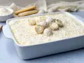 Ein köstliches Raffaello Tiramisu Rezept, das mit Kokosraspeln und süßen Pralinen verziert ist. Perfekt für jeden Anlass!