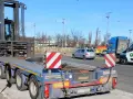 Ciężarówka z naczepą przewozi wózek widłowy. To przykład pojazdu nienormatywnego, który wymaga specjalnych zezwoleń.