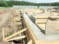 Budowa fundamentów domu szkieletowego: szalunki i wylany beton.