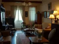 Stary salon, pamiątka po rodzicach. Wygodna kanapa, obrazy na ścianach i zabytkowe meble tworzą atmosferę spokoju.