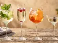 Orzeźwiający drink z Prosecco i malinami obok Aperol Spritz, a dalej drink z Cavą i jeżyną. Idealne na letnie popołudnie.
