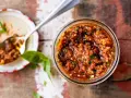 Un pot de pesto rosso maison, prêt à être dégusté. Une recette simple et savoureuse pour relever vos plats.