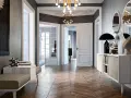 Ingresso di interni case moderne di lusso con parquet a spina di pesce, opere d'arte e arredi eleganti.
