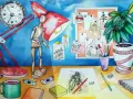 Artysta tworzy, czy manga to komiks? Na biurku leżą szkice postaci z kreskówek i komiksów, farby, ołówki i lalka-manekin.