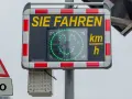 Digitale Anzeige zeigt "SIE FAHREN" und Ihre Geschwindigkeit. Achtung, Blitzergefahr! Vermeiden Sie eine Strafe.