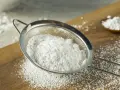 Sito przesiewające cukier puder, idealne do dekoracji ciast. Dowiedz się, jak zrobić cukier puder w domu!
