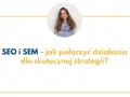 Kobieta w bluzie z motylem i tekst o SEO i SEM – klucz do skutecznego marketingu w wyszukiwarkach.