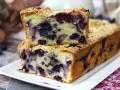 Saftiger Heidelbeerkuchen mit Streuseln, ein Stück gestapelt auf dem ganzen Kuchen. Köstlich!