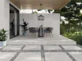 Nowoczesne płytki na balkon tworzą elegancką przestrzeń z meblami ogrodowymi i zielenią.