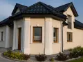 Elegancki dom z jasną elewacją, ozdobiony białymi pilastrami, co to za piękna architektura!