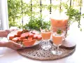Delicioso zumo de papaya servido en copas y jarra, acompañado de papaya fresca en rodajas.