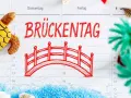 Kalenderblatt mit "Brückentag" und einer roten Brücke, Schildkröte, Muscheln und Dekoration.