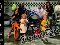Bambini e adulti pronti a "ciapa la moto" per un evento speciale. Un'allegra compagnia posa con moto e accessori.