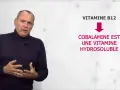 Un homme parle de la vitamine B12. Le texte indique "COBALAMINE EST UNE VITAMINE HYDROSOLUBLE". Trop de vitamine B12 est rare.